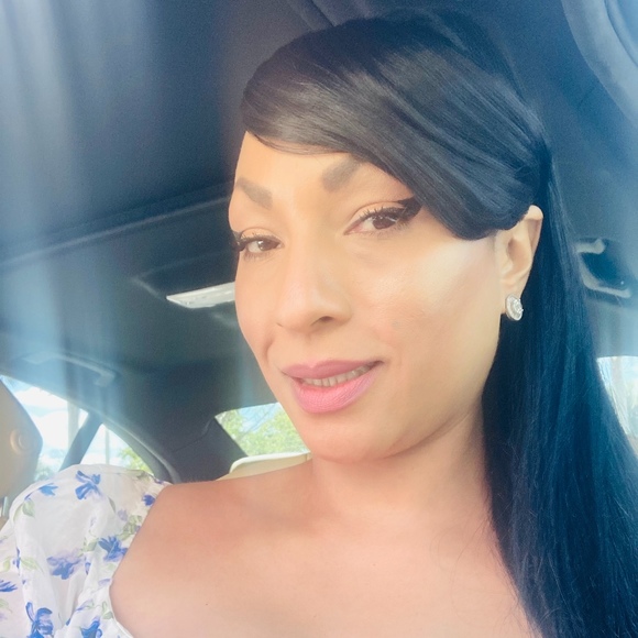 Meet your Posher, Nicole - Picture 1 of 1